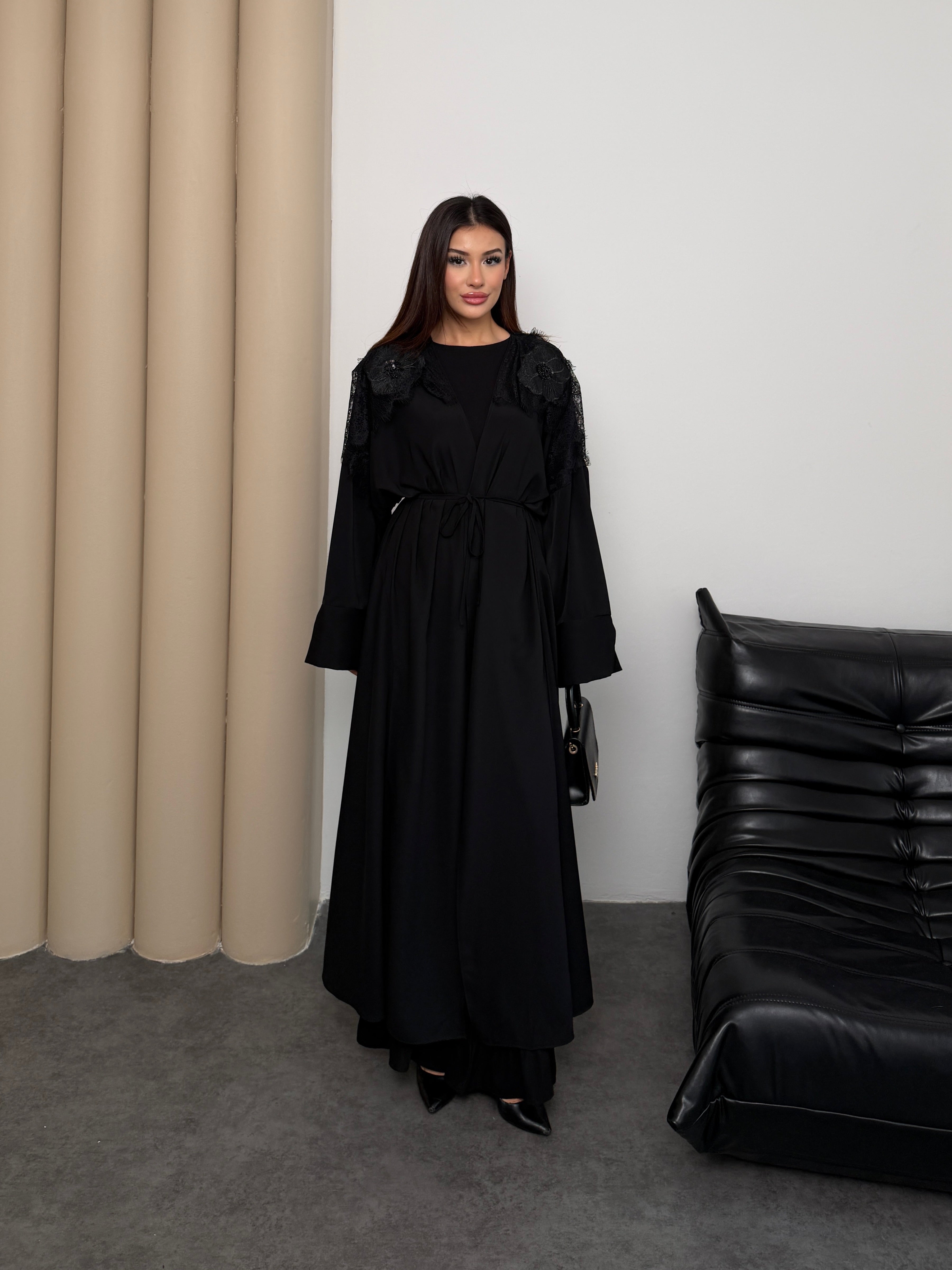 Siyah Omuzu Dantel Detay Abaya Dubai Krep