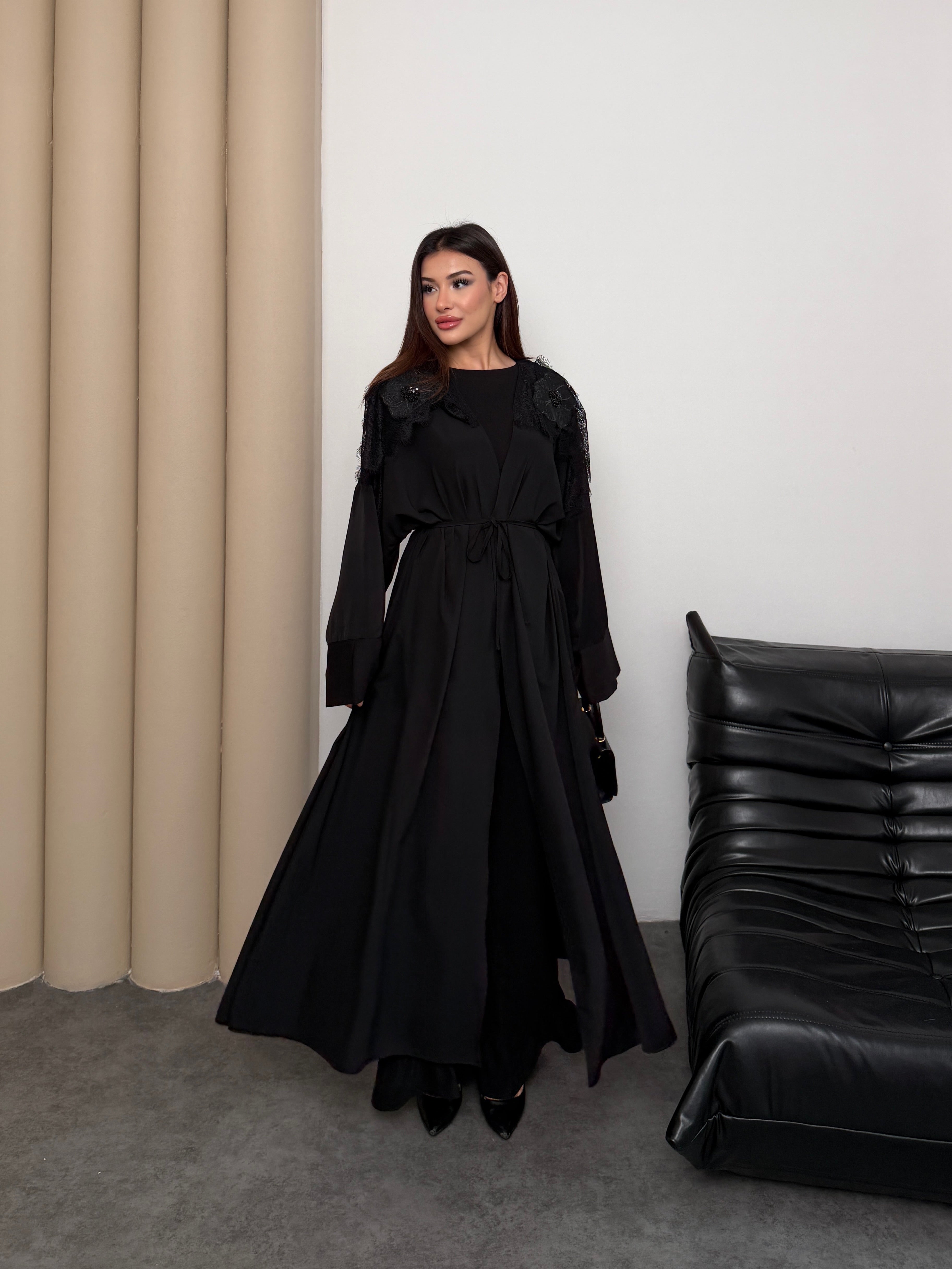 Siyah Omuzu Dantel Detay Abaya Dubai Krep