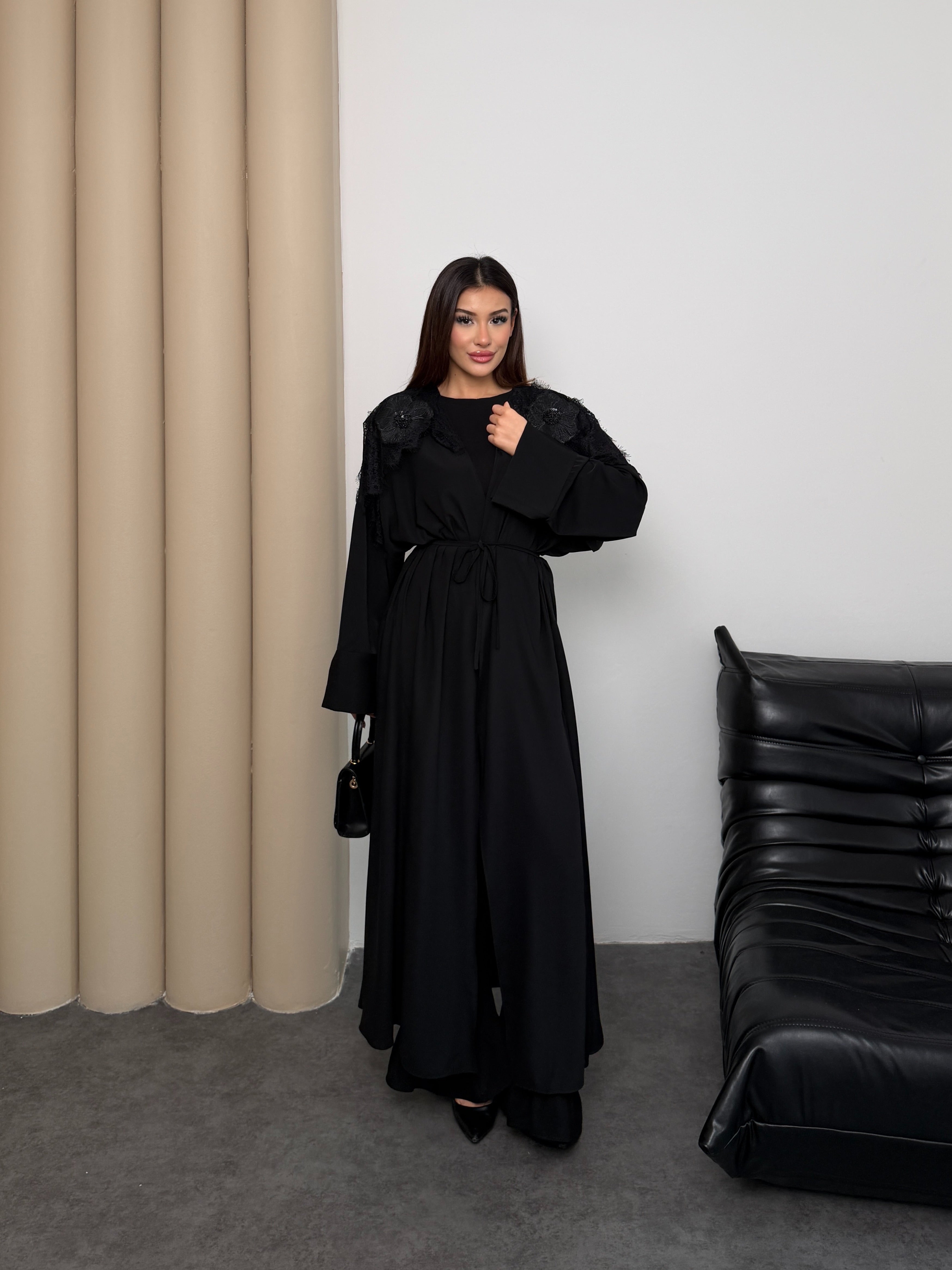 Siyah Omuzu Dantel Detay Abaya Dubai Krep