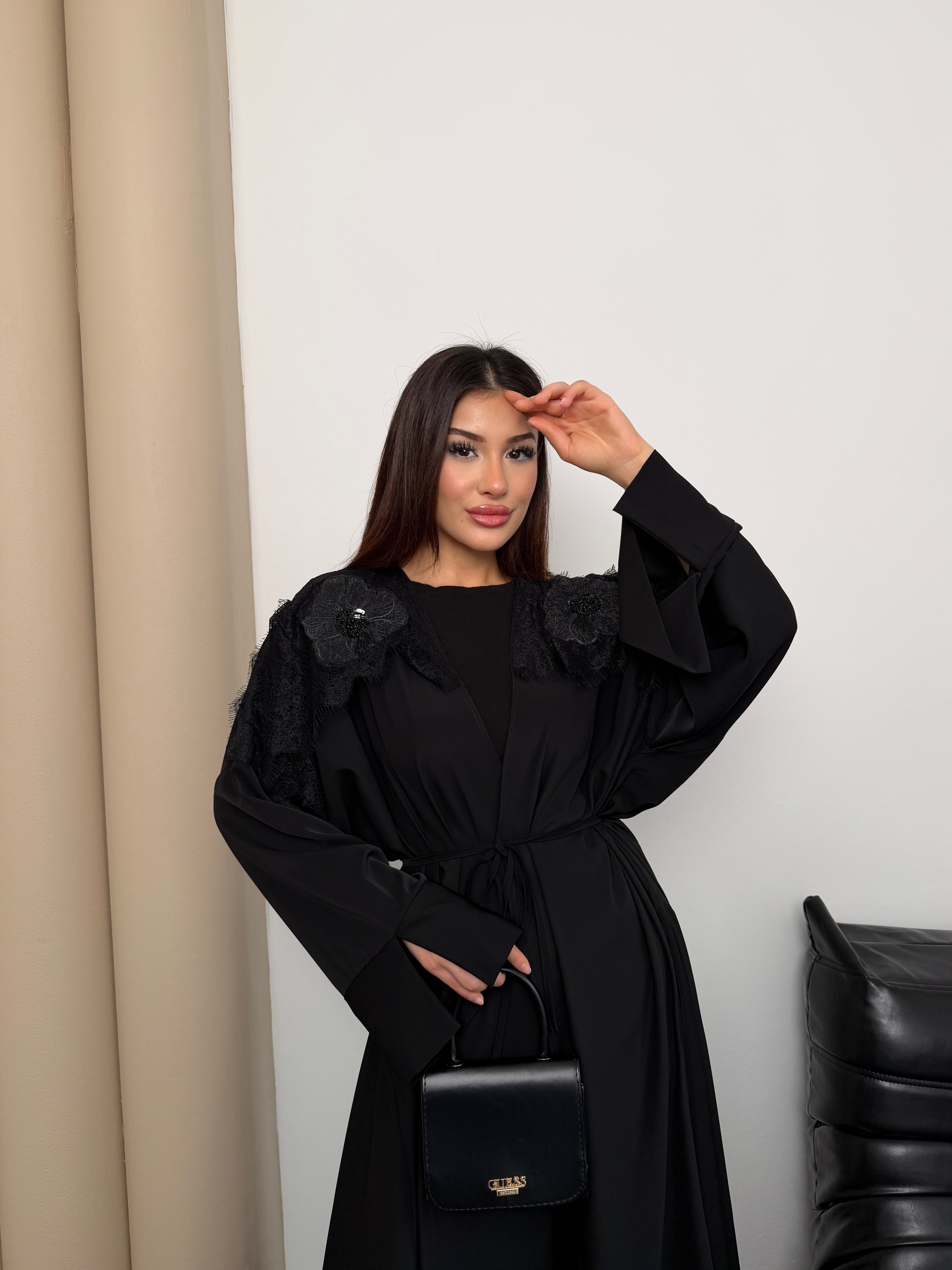 Siyah Omuzu Dantel Detay Abaya Dubai Krep