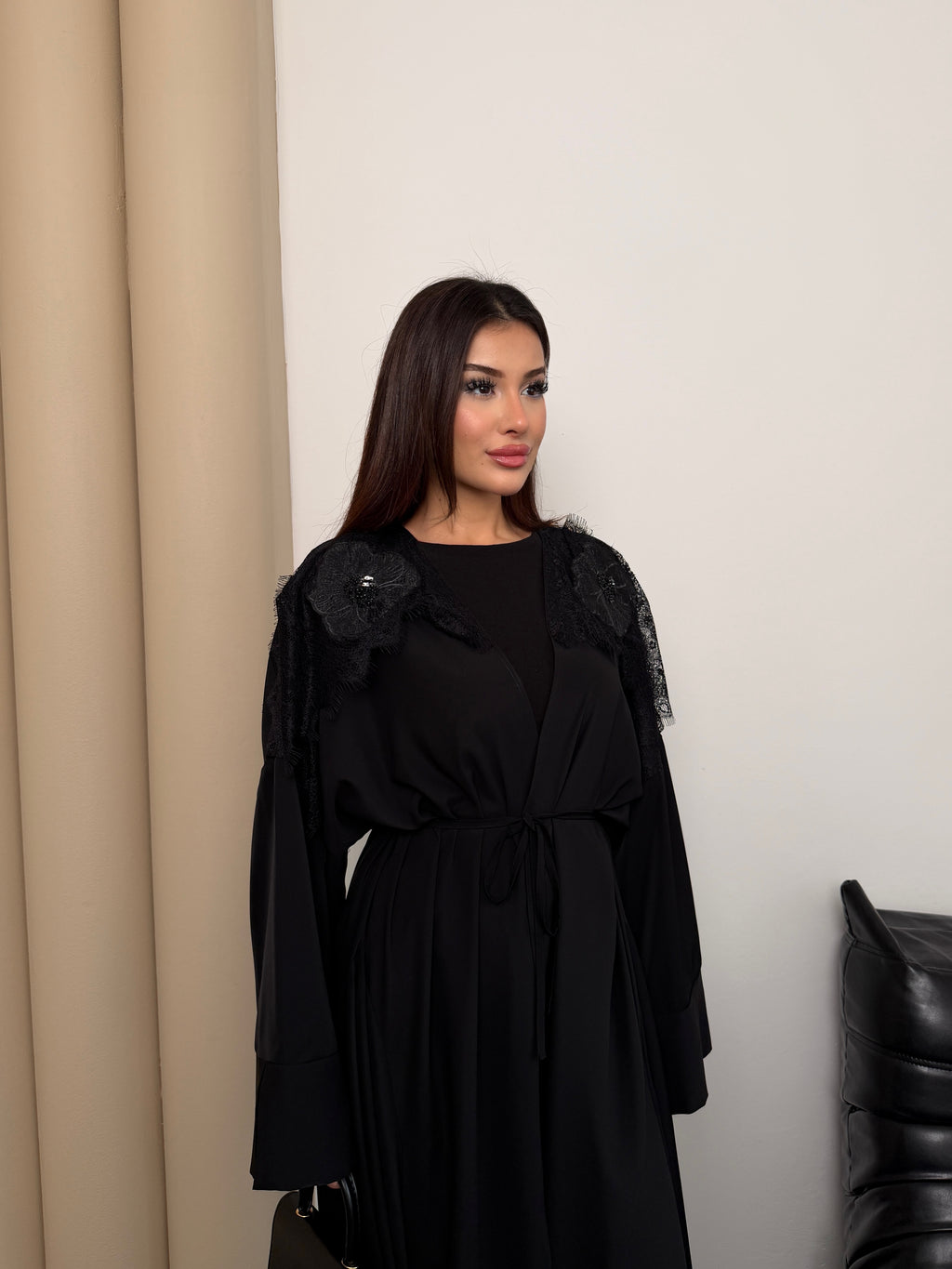 Siyah Omuzu Dantel Detay Abaya Dubai Krep