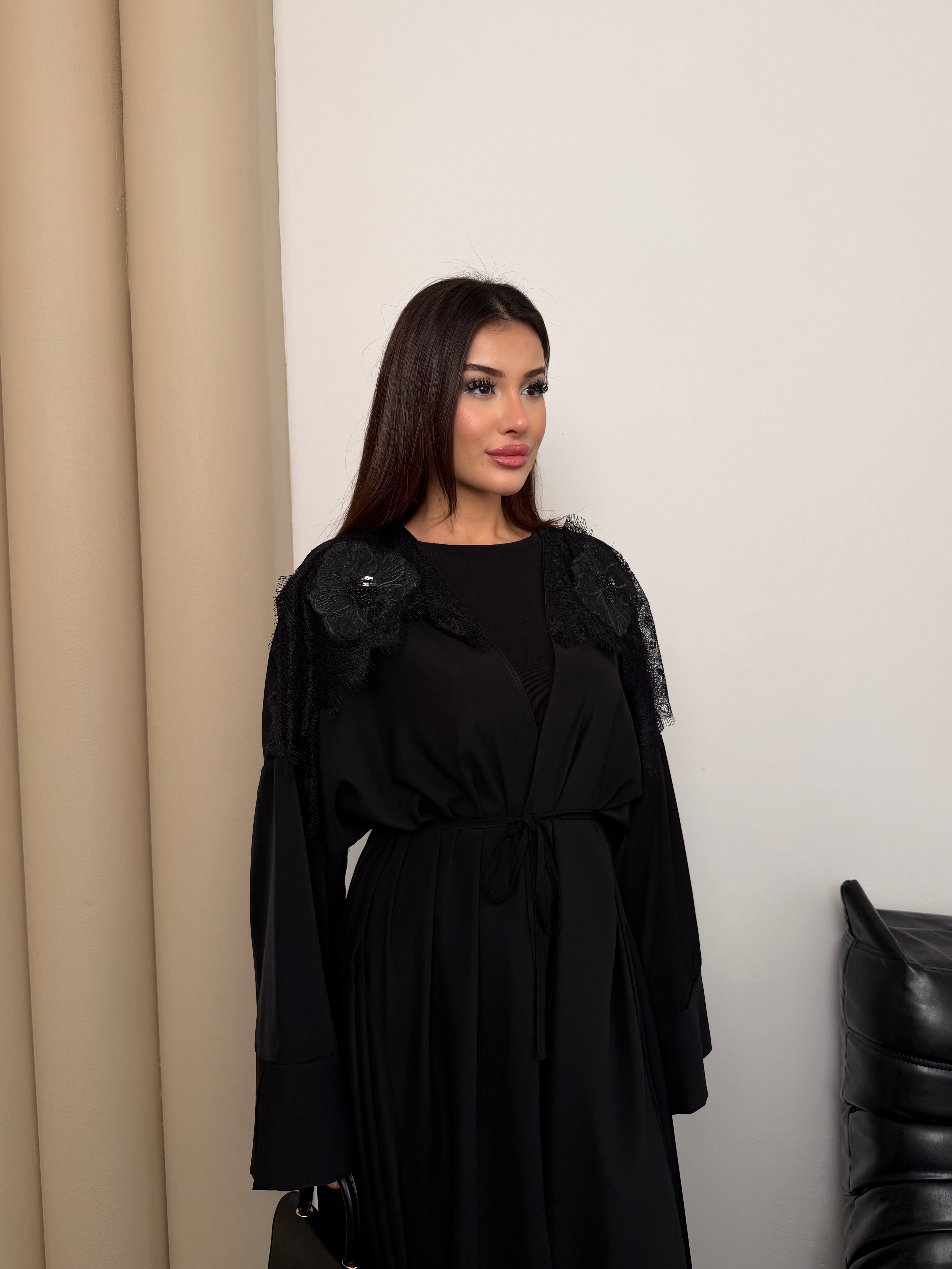 Siyah Omuzu Dantel Detay Abaya Dubai Krep