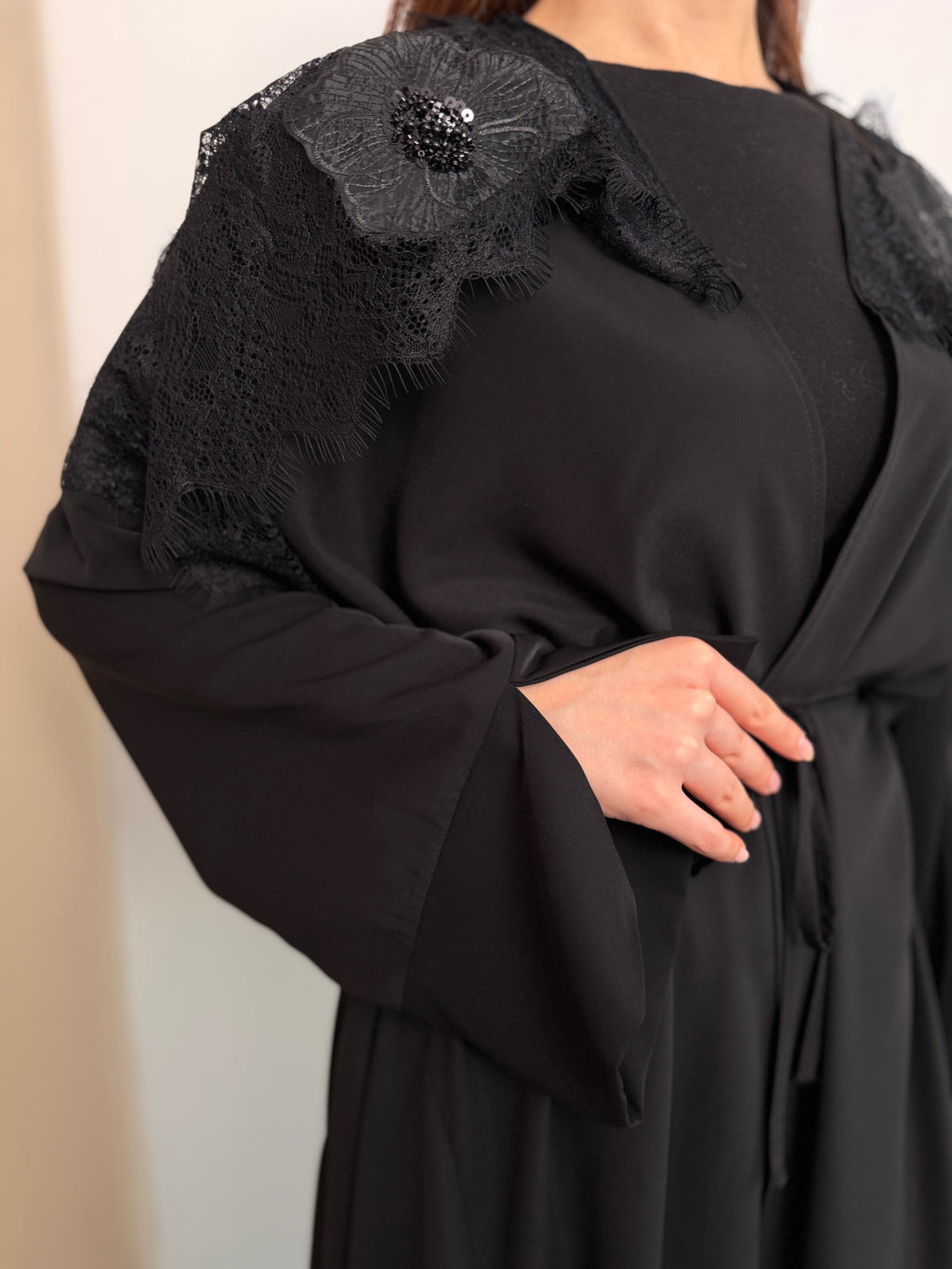 Siyah Omuzu Dantel Detay Abaya Dubai Krep