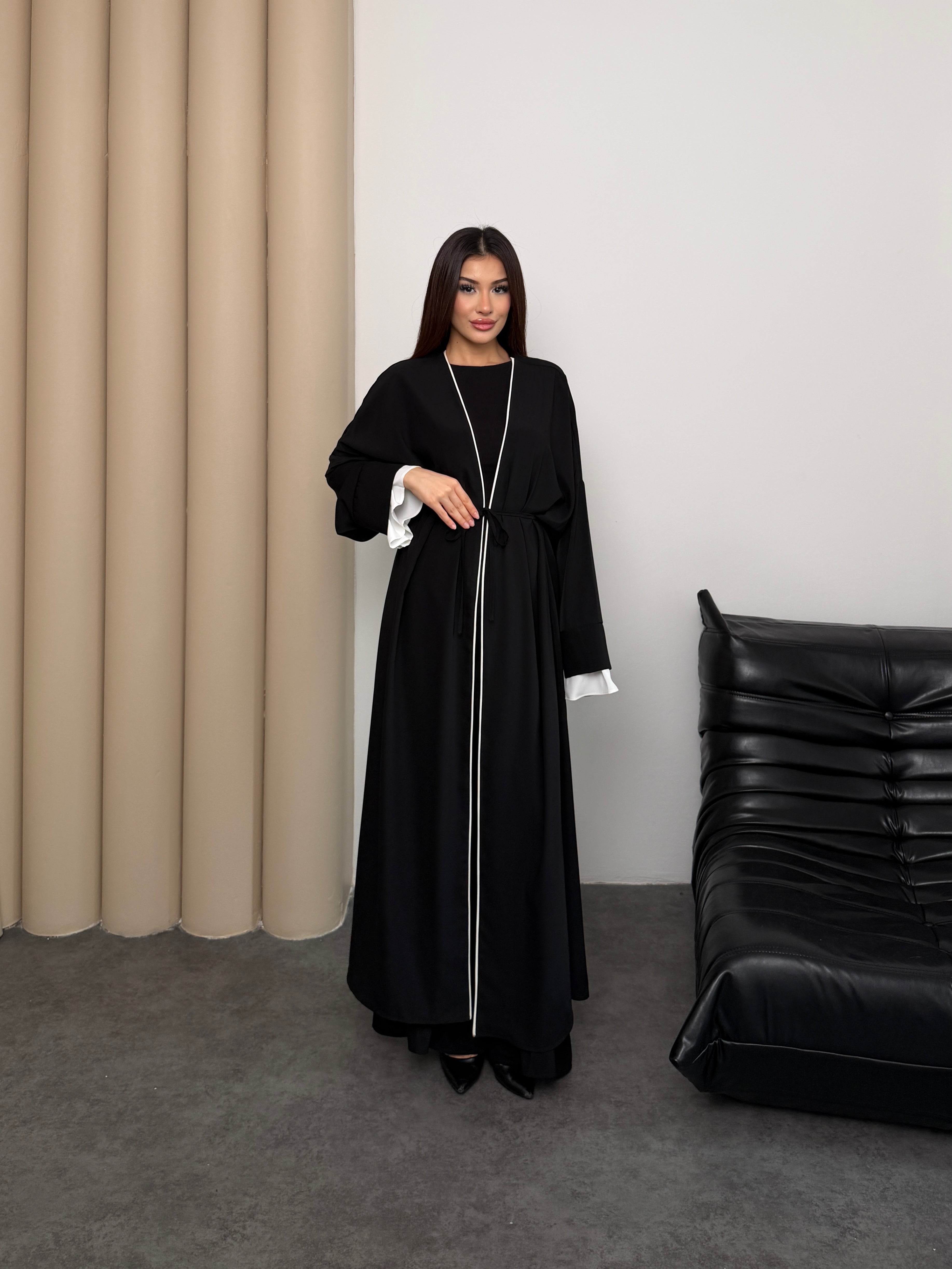 Beyaz Biye Detaylı Kol Ucu Fırfırlı Abaya