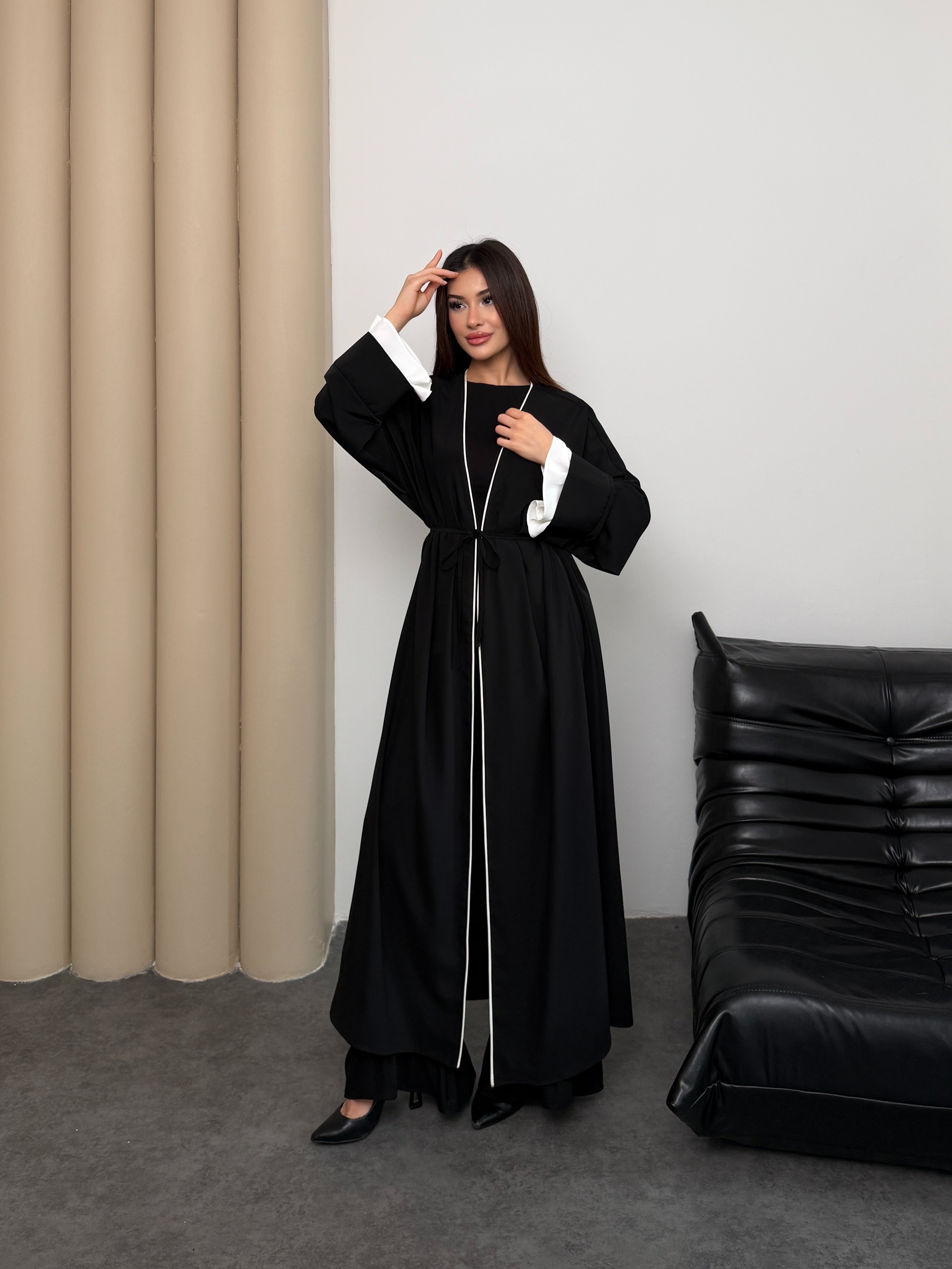 Beyaz Biye Detaylı Kol Ucu Fırfırlı Abaya