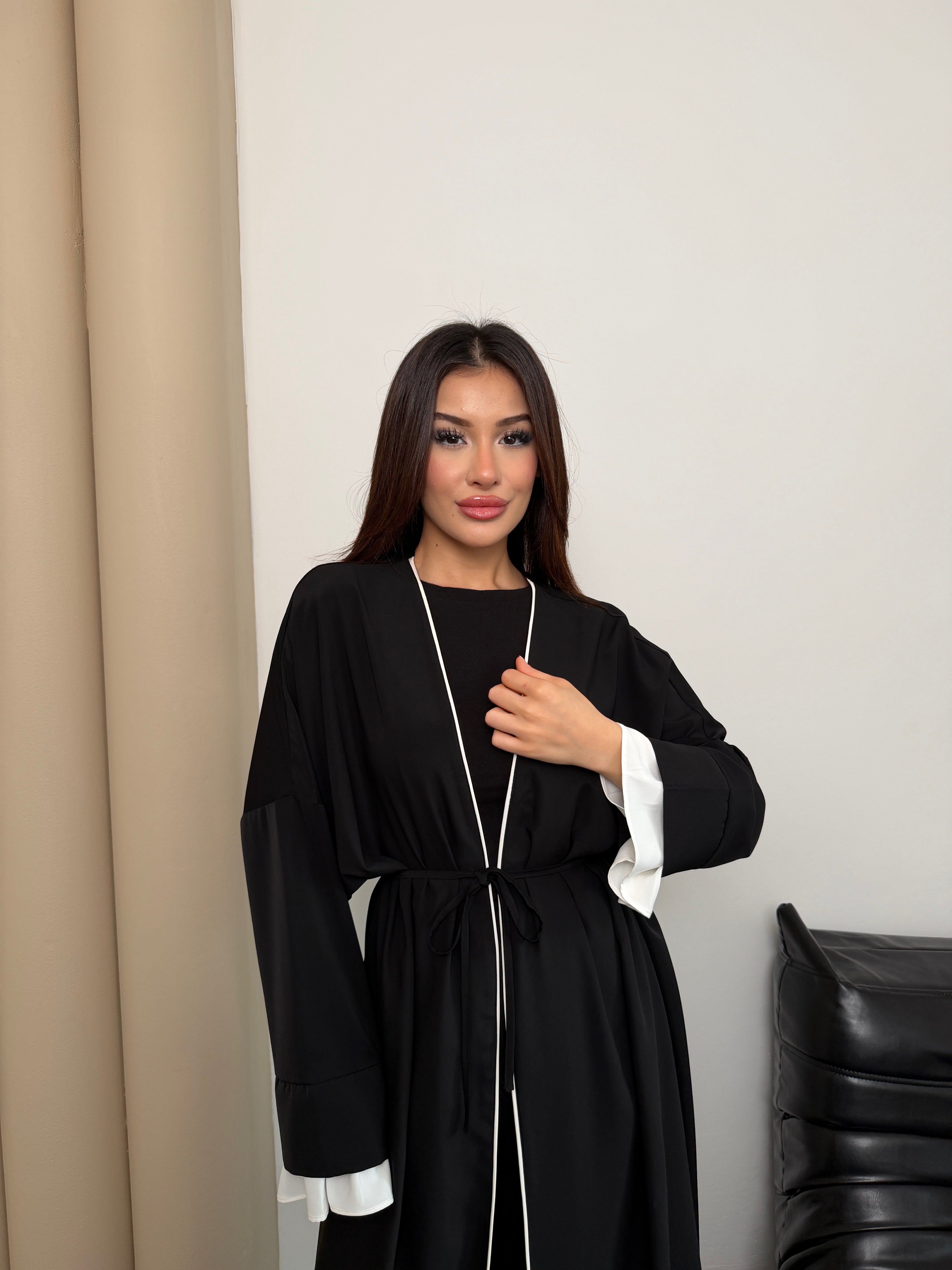 Beyaz Biye Detaylı Kol Ucu Fırfırlı Abaya