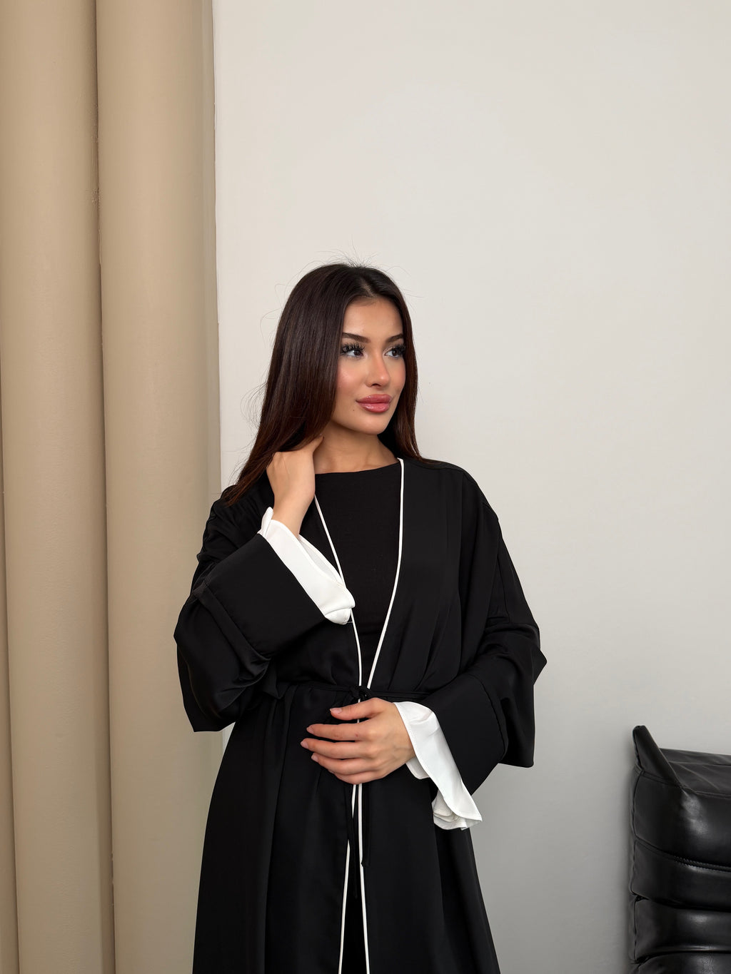 Beyaz Biye Detaylı Kol Ucu Fırfırlı Abaya