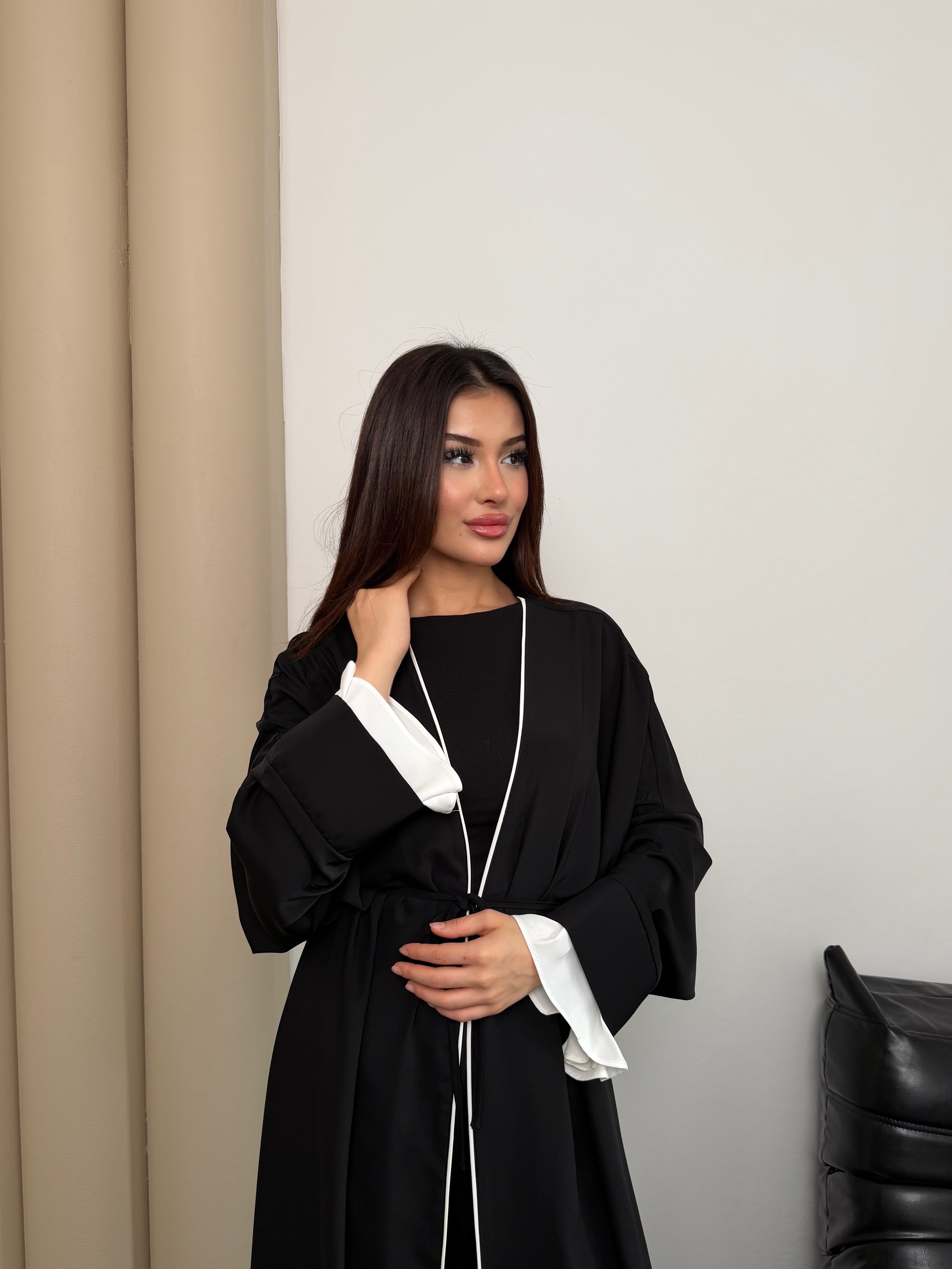 Beyaz Biye Detaylı Kol Ucu Fırfırlı Abaya