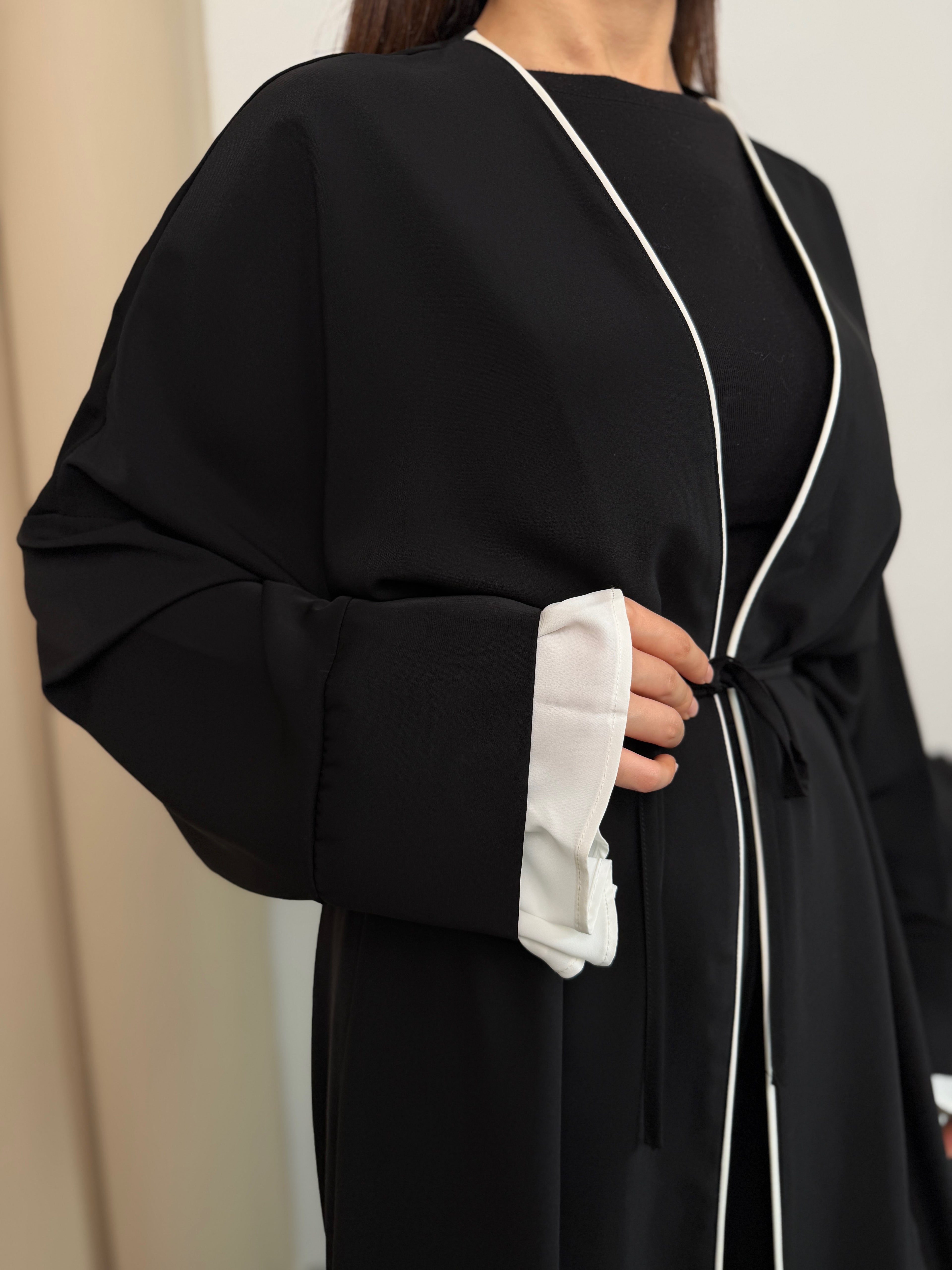 Beyaz Biye Detaylı Kol Ucu Fırfırlı Abaya